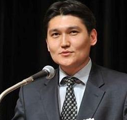 "Атамбаев бийликке келгенде дөөпөрөс шопур, жансакчыларына кызмат берет да, оппозицияда калганда бизге кызыгат..."