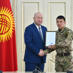 Вице-премьер-министр Жеңиш Разаков Даниил Браилкиндин уурдалышынын бетин ачкан милиция кызматкерлерине өкмөттүк сыйлыктарды тапшырды