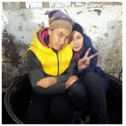 Кыргыздын эркеги элирип боорсок талашып, “катыны” казандын ичине олтурду