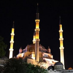 Берат түнү бүгүн белгиленет