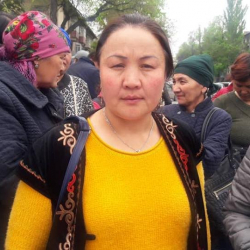 Кайназарова Чынара, митингдин катышуучусу: “Документибиз Бороновдун колунда жылбай турат”