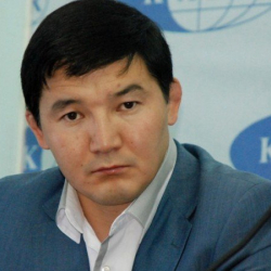 ВИДЕО- Экс-депутат Дамир Асылбек уулунун сотунда мушташ чыкты