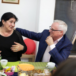 ФОТО - В «Дом радужного детства» приехала мама Зиты и Гиты