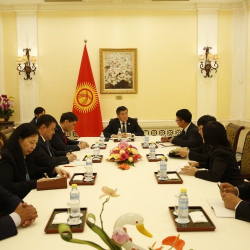 ФОТО - Президент Сооронбай Жээнбеков обсудил с учеными КНР о совместном изучении китайских летописей о кыргызской истории