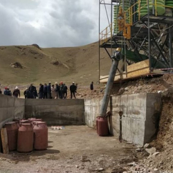 Уран казганга уруксат бергендер камалсын, алар атасынын башы, энесинин көчүгү!