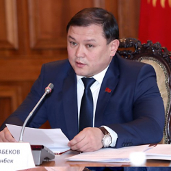 Төрдө отуруп уят кылып бүттүң, эми Артисбекович, ылдый түш!