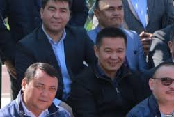 ВИДЕО - Бир айда канча тойго барасыз? Таң калган, чочуган депутаттардын жообу