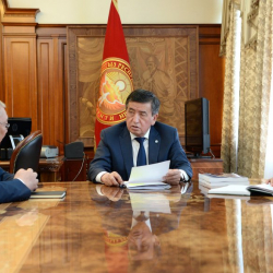Сооронбай Жээнбеков Кыргызстан элинин Ассамблеясынын кеңешинин төрагасы, Акыйкатчы Токон Мамытовду кабыл алды