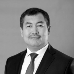 Барсызбы, кайсы тараптасыз?! Тымпыйбай чыгып коюңуз...