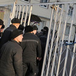 Кыргызстандын түрмөлөрүндө айыкпас дартка чалдыккандар менен 84 жашка жетип калган карылар да бар