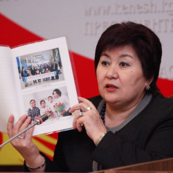 Бөдөш Мамырова: "Атамбаев Жээнбеков айткан баатырлыктан баш тартып койсо болмок"