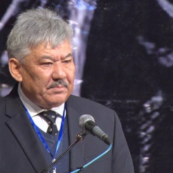 Азимбек Бекназаров, коомдук ишмер:“Матраимовдор Кыргызстанды көмүскө башкарбаса керек”