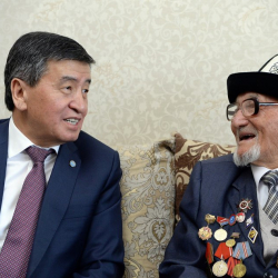 Сооронбай Жээнбеков посетил ветеранов ВОВ Усубакуна Байсалова и Алексея Варавина