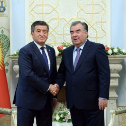 Тажикстан Президенти Эмомали Рахмон Президент Сооронбай Жээнбековду жана Кыргызстан элин Улуу Жеңиштин 74 жылдыгы менен куттуктады