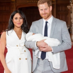 ВИДЕО – ФОТО - Принц Гарри менен Меган Маркл тун уулун элге көрсөттү