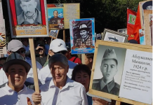 Видео - Атамбаев "Өлбөс полкто" эл менен сүрөткө түштү