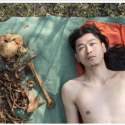 Фотограф каза болгон атасынын сөөктөрү менен фотосессия жасады