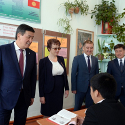 АУДИО-Президент Сооронбай Жээнбеков Ысык-Көл облусунун Балыкчы шаарындагы орто мектептерге барды