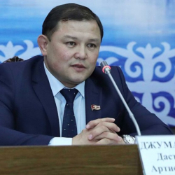 Парламентке болгон элдин иренжүүсүн спикер Жумабеков күчөттү
