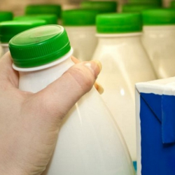 ВИДЕО – “Веселый молочник” сүт азыктарынын колдонуу мөөнөтүн кантип оңдошкону тууралуу тасма тарады