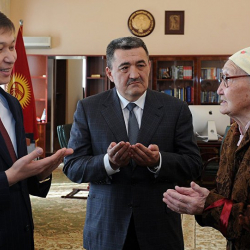 Коррупционер Албек Ибраимов менен Сапар Исаковдун боштондугун талап кылган митинг өтөт