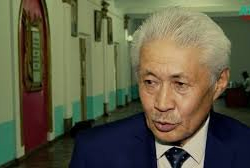 Турсунбек Акун жалаа жапканы үчүн Атамбаевден 100 миң сом өндүрүүнү көздөп сотко берди