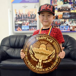 ВИДЕО - “Лучше всех” долбоорунда 6 жашар кыргызстандык Султай шахматты катырды