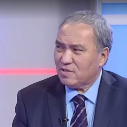 Кубан Мамбеталиев, саясат талдоочу: ”ШОСту “Большая восмерка” деп тергей башташты, себеби курамына сегиз (восемь) мамлекет кирет. Кыргызстан ушунун ортосунда. Кут болсун!”