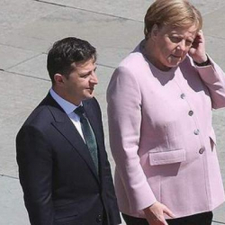 ВИДЕО: “Комик” президент Зеленский Меркель калтырап баштаганда  “колтуктап” койгонго жараган жок