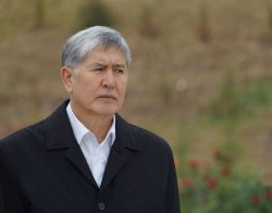 Алмазбек Атамбаев: "Сооронбай Жээнбеков көлдөй мемиреп, тынч жаткан элди көздөй мыйзамсыздыктын, зөөкүрлүктүн кара ташын ыргытты"