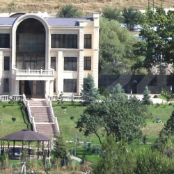 Атамбаев Кой-Ташка “элдик штаб” ачамын деп коомчулуктун назарын үйүнө түшүрдү