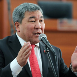 Рыскелди Момбеков: “Отунбаева Атамбаевдин кемчилигин айткан соң, анын ийгилигин да кошо айтса туура болмок”