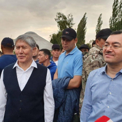 Алмазбек Атамбаев Кылычбек Султанды көрүп сүйүндү