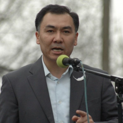 Атамбаевдин митингинде Равшан Жээнбеков элди ызы-чууга чакырды