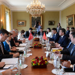 Президент Сооронбай Жээнбеков жана Швейцария Президенти Ули Маурер эки тараптуу кызматташтыктын келечектүү багыттарын талкуулашты