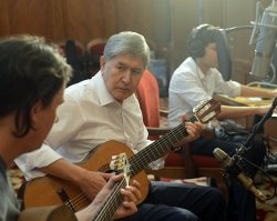 Алмазбек Атамбаевдин үйүндө концерт уюштурулду