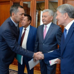  Атамбаев менен Бабанов жарашат...Эчкиде эт жок, Атамбаевде "грамм" бет жок...