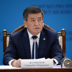 Сооронбай Жээнбеков «Комуз күнү жөнүндө» Жарлыкка кол койду 