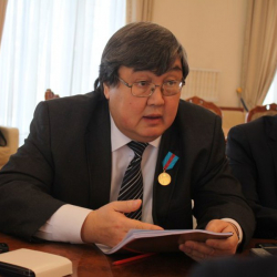 Зайнидин Курманов: “Атамбаев Путин менен сүйлөшкөндөн сабак алган жок. Эми ар нерсени ойдон чыгарып баштады”