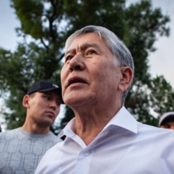 Атамбаев: "Алар үчүнчү кабатка кирип келгенде ок чыгардым"