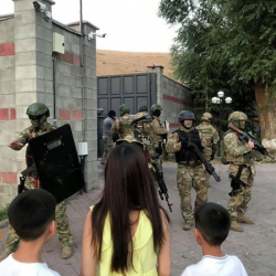 Кой-Ташта Атамбаев менен милиционерлердин ортосунда кагылышуу башталды   