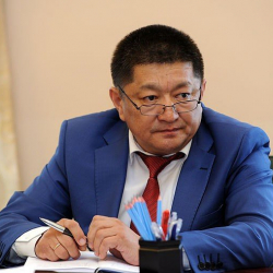 Космосбек Чолпонбаев бекер берилүүчү «бахилаңызды» беш сомдон алып атабыз...