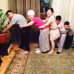 Ата -энеси бар адамдардын эки жагында, эки тоо тургандай болот тура