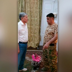 Маданияттын көрүнүктүү өкүлдөрү Курсан Асановду ак дешүүдө