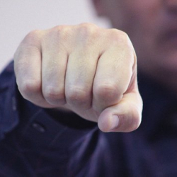 Айыл өкмөт депутатты сабап салды