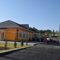 Тогуз-Торо РИИБи 2 жаңы мектептин эмеректерине колдоо көрсөттү