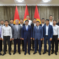  Премьер-министр Мухаммедкалый Абылгазиев волейбол боюнча улуттук курама команданын мүчөлөрү менен жолугушту