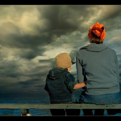 Баламды атасынын уруксаты жок чет өлкөгө алып чыга албай жатам...