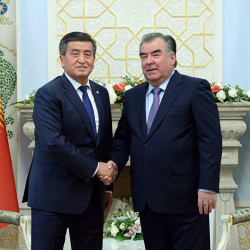 Президент Сооронбай Жээнбеков Тажикстан Президенти Эмомали Рахмонду жана тажик элин Эгемендүүлүк күнү менен куттуктады