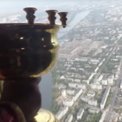 Башка жол калбай калдыбы? Орусияда дин кызматкерлери ыйык суу чачып шаардыктарды “дарылашты”